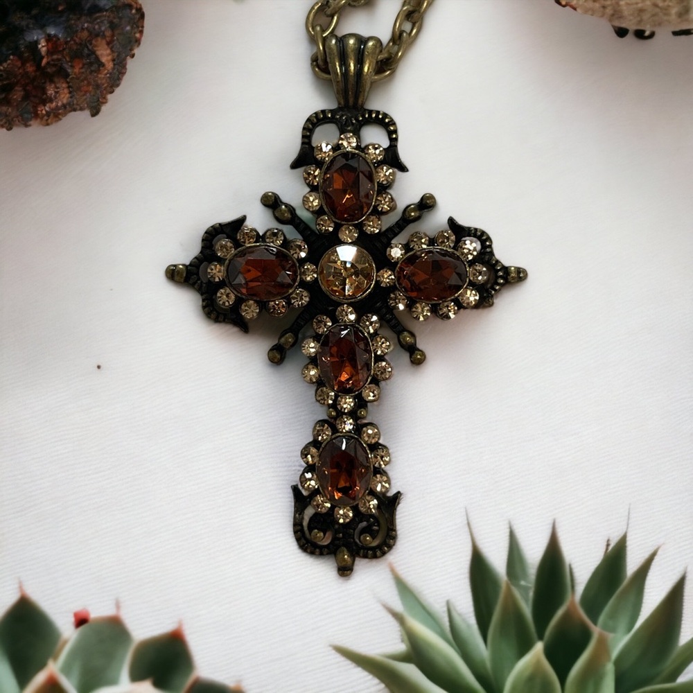 Vintage Lady Remington Cross pendant with necklace